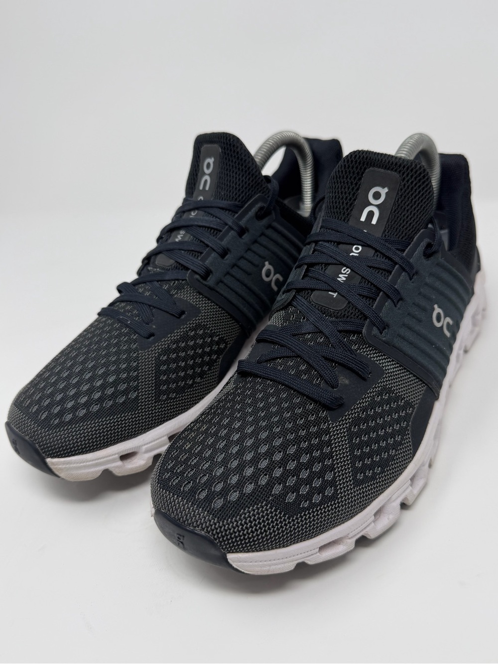 On Running cloud swift women’s Black and White Running Shoes Sz.9